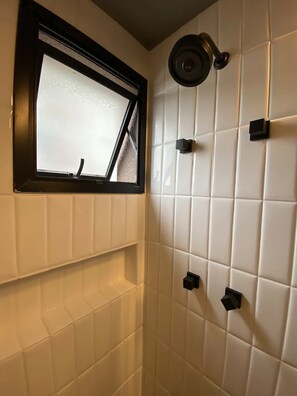 Haartrockner, Handtücher, Seife, Toilettenpapier