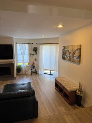 Smart TV, fireplace - Beachfront Paradise 10 steps from the Beach. Heated Pool, Spa, Sauna. No fees (Port Hueneme)