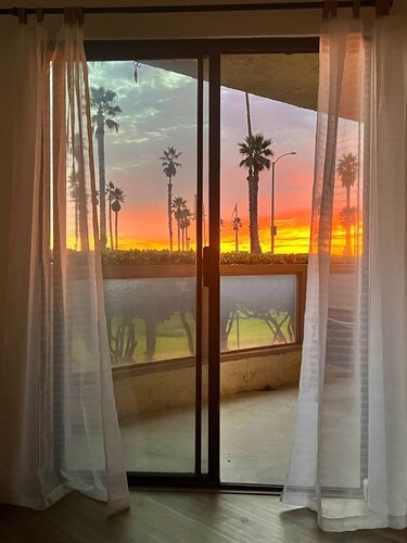 Beachfront Paradise 10 steps from the Beach. Heated Pool, Spa, Sauna. No fees