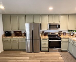 Een magnetron, een oven, een kookplaat, een vaatwasser