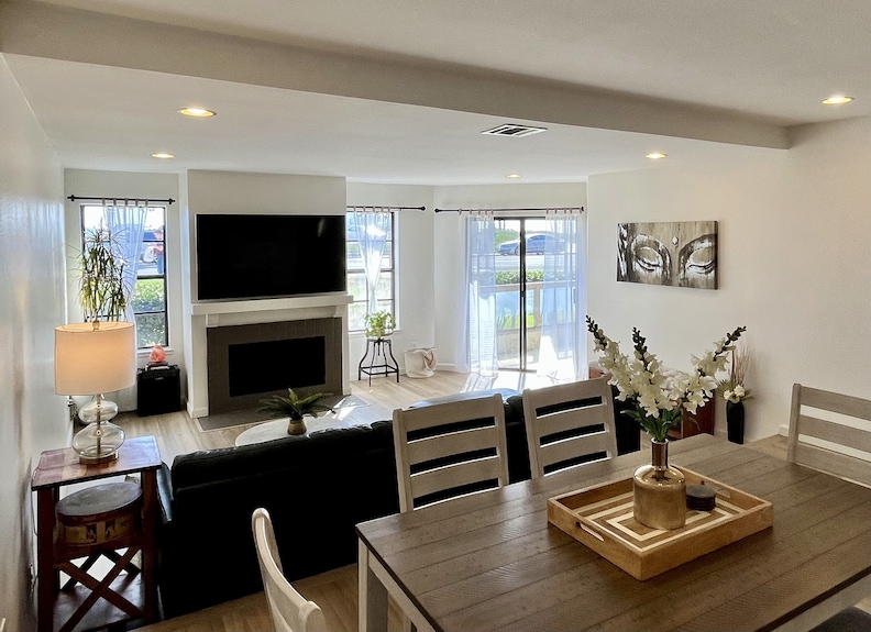 Beachfront Paradise 10 Steps From The Beach. Heated Pool, Spa, Sauna. No Fees - カマリロ, CA