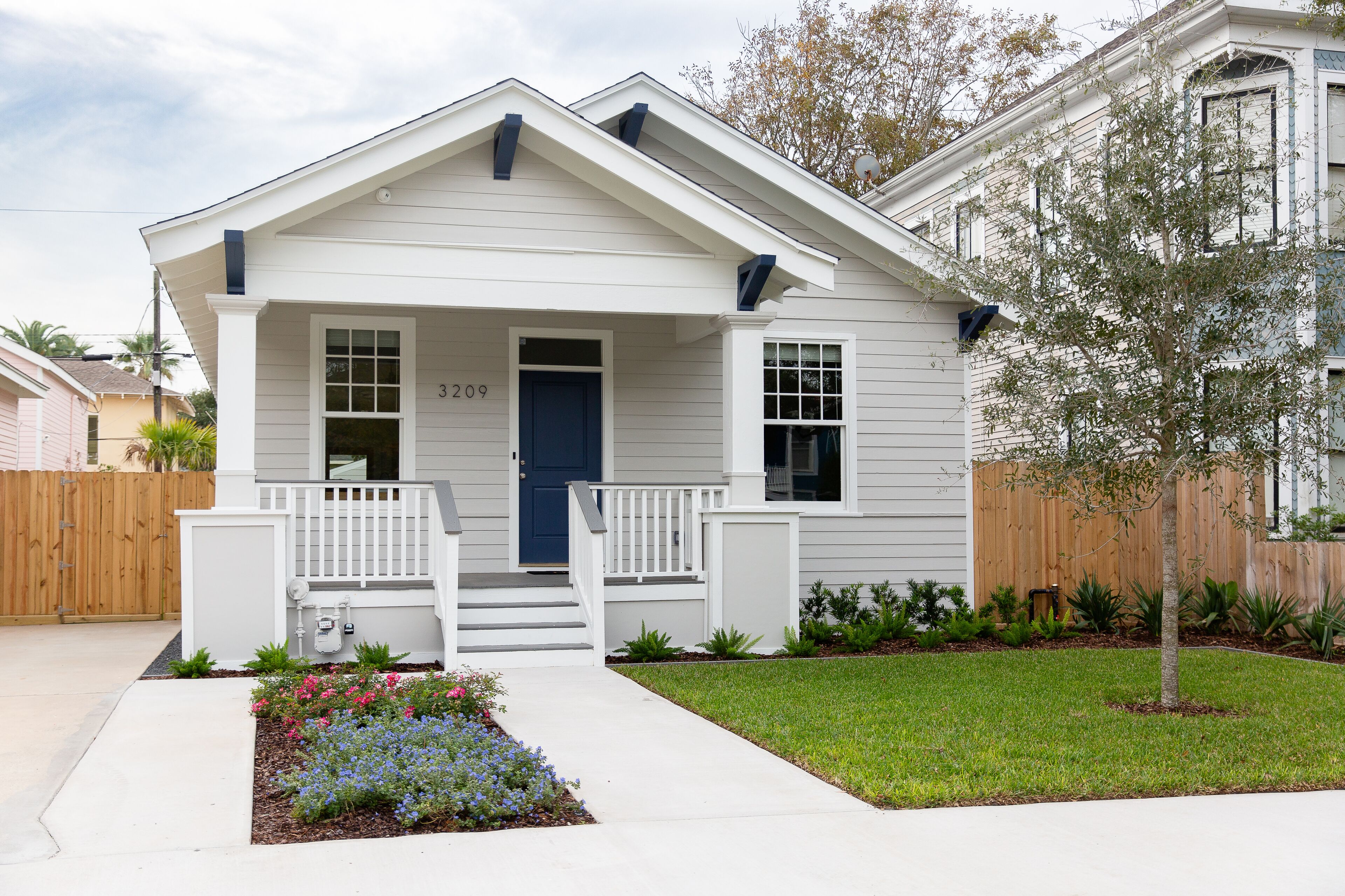 Casa de Galvez ~Midtown close-to-everything 2BR-2BA sleeps 8; backyard “casita”