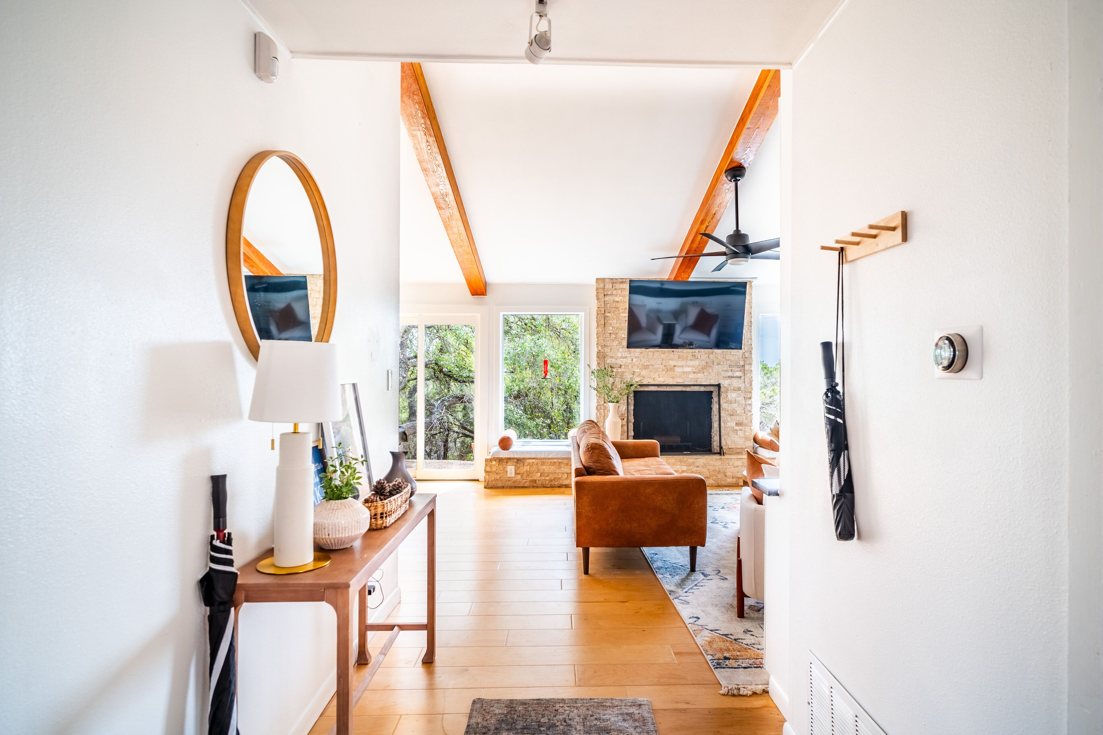 Smart TV, chimenea, tenis de mesa y libros 