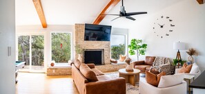 Smart-TV, peis, bordtennis og bøker