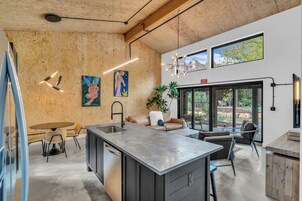 Vila luxo | Cozinha privada | Geladeira grande, micro-ondas, fogão, cooktop