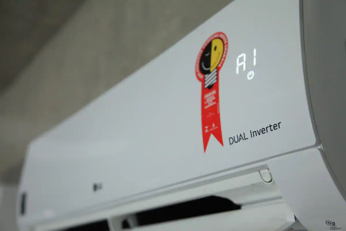 Unidade de ar condicionado branca com distintivo vermelho e o texto "DUAL Inverter".