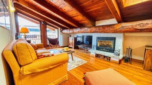 Televisión y chimenea 