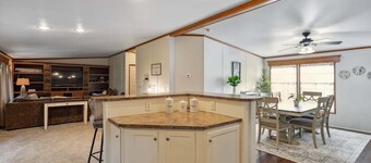 1 mile to Strasburg RR+King Bed