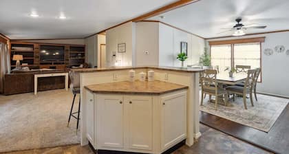 1 mile to Strasburg RR+King Bed