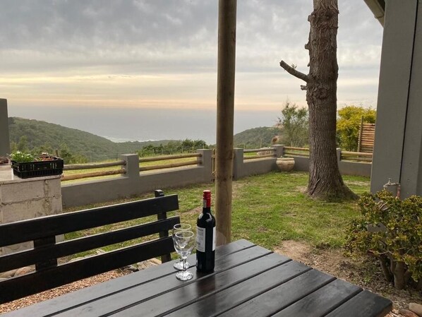 Outdoor dining - Map Of Africa Ocean View Cottage (Wilderness)