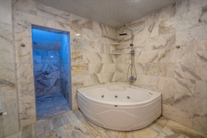 Deluxe Room | Bathroom | Shower, free toiletries, hair dryer, slippers - Rustic Caves (Nevsehir)