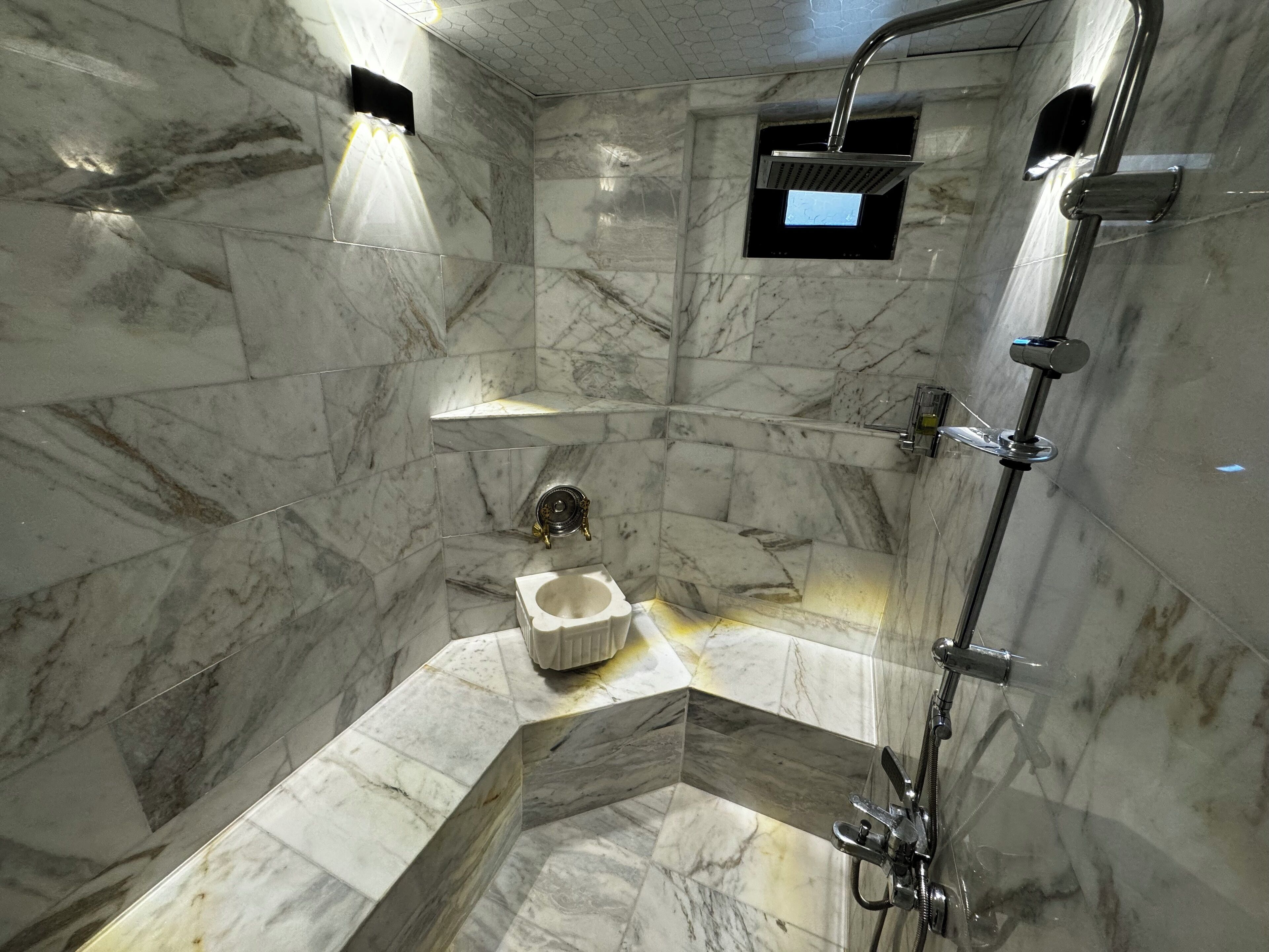 Chambre Triple Économique | Salle de bain | Articles de toilette gratuits, sèche-cheveux, chaussons