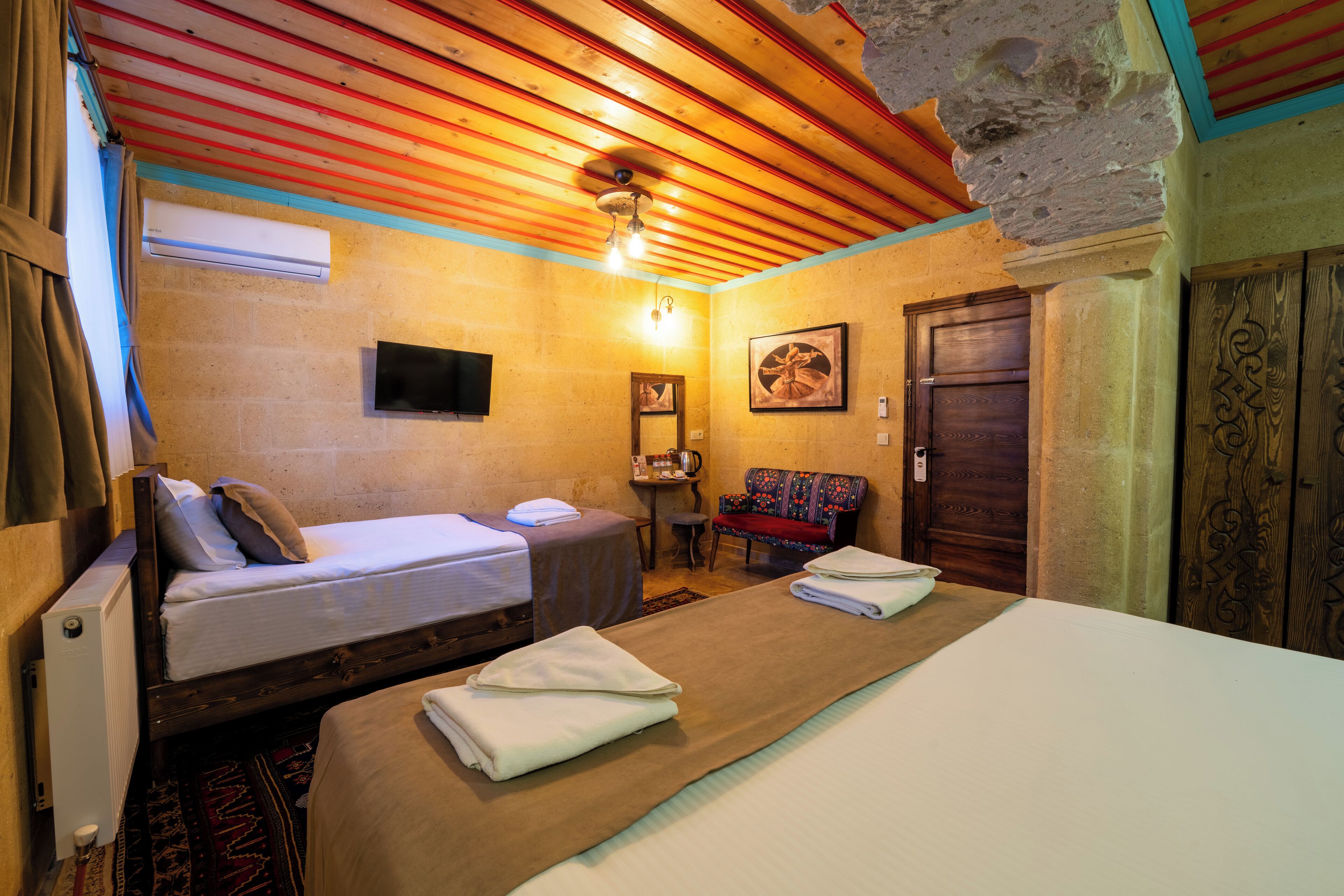 غرفة اقتصادية ثلاثية | ملاءات من القطن المصري وأغطية فراش متميزة وتجهيزات عازلة للصوت