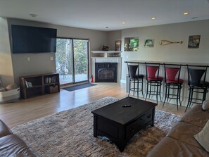 Smart TV, fireplace, books - Private Lakehouse Getaway for relaxing and fun! (Weare)