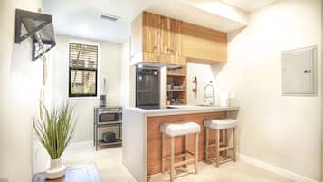 City Apartment | Private kitchen | Fridge, microwave, stovetop, dishwasher