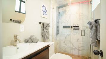 Kaupunkihuoneisto | Kylpyhuone | Suihku, hierova suihkupää, hiustenkuivaaja, pyyhkeet