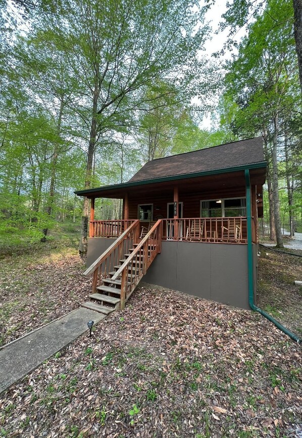 Redbird Hideaway, private cozy cabin located near Mammoth Cave National