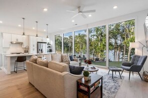 Smart TV, fireplace, stereo