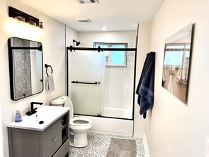 Hair dryer, towels, soap, shampoo - Newly updated cottage located walking distance to Downtown Ft. Myers  (Fort Myers)