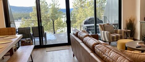 智能电视、壁炉、桌上足球、乒乓球