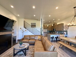 Smart-TV, Kamin, Tischfußball, Tischtennisplatte