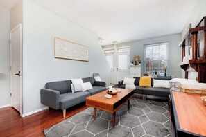 Smart TV - Beautiful 6BR | 2 Kitchens Duplex : By StayStLouis (St. Louis)