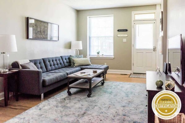 Smart TV - Beautiful 6BR | 2 Kitchens Duplex : By StayStLouis (St. Louis)