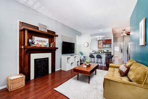 Smart TV - McKinley Heights Duplex: By StayStLouis (St. Louis)