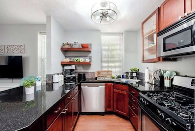 Beautiful 6BR | 2 Kitchens Duplex : By StayStLouis