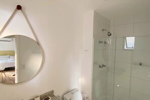 Haartrockner, Handtücher, Seife, Toilettenpapier