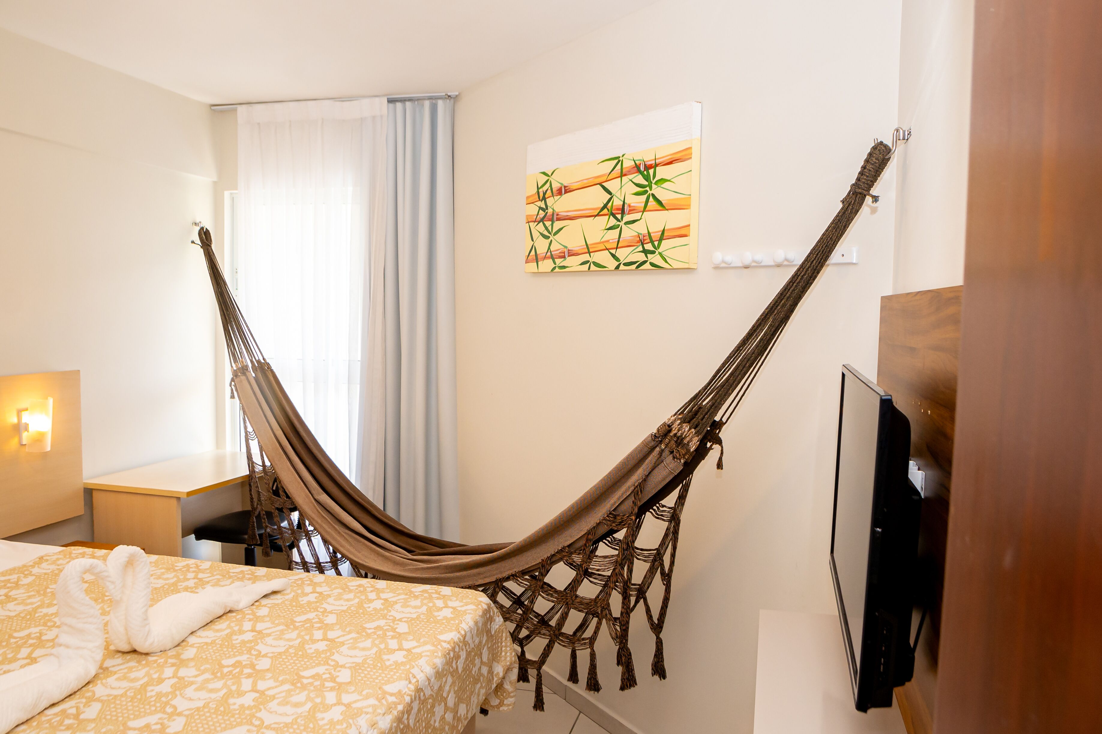 2 habitaciones, escritorio, tabla de planchar con plancha y wifi gratis 