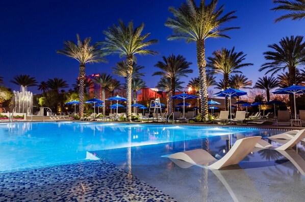 Una piscina al aire libre, una piscina climatizada