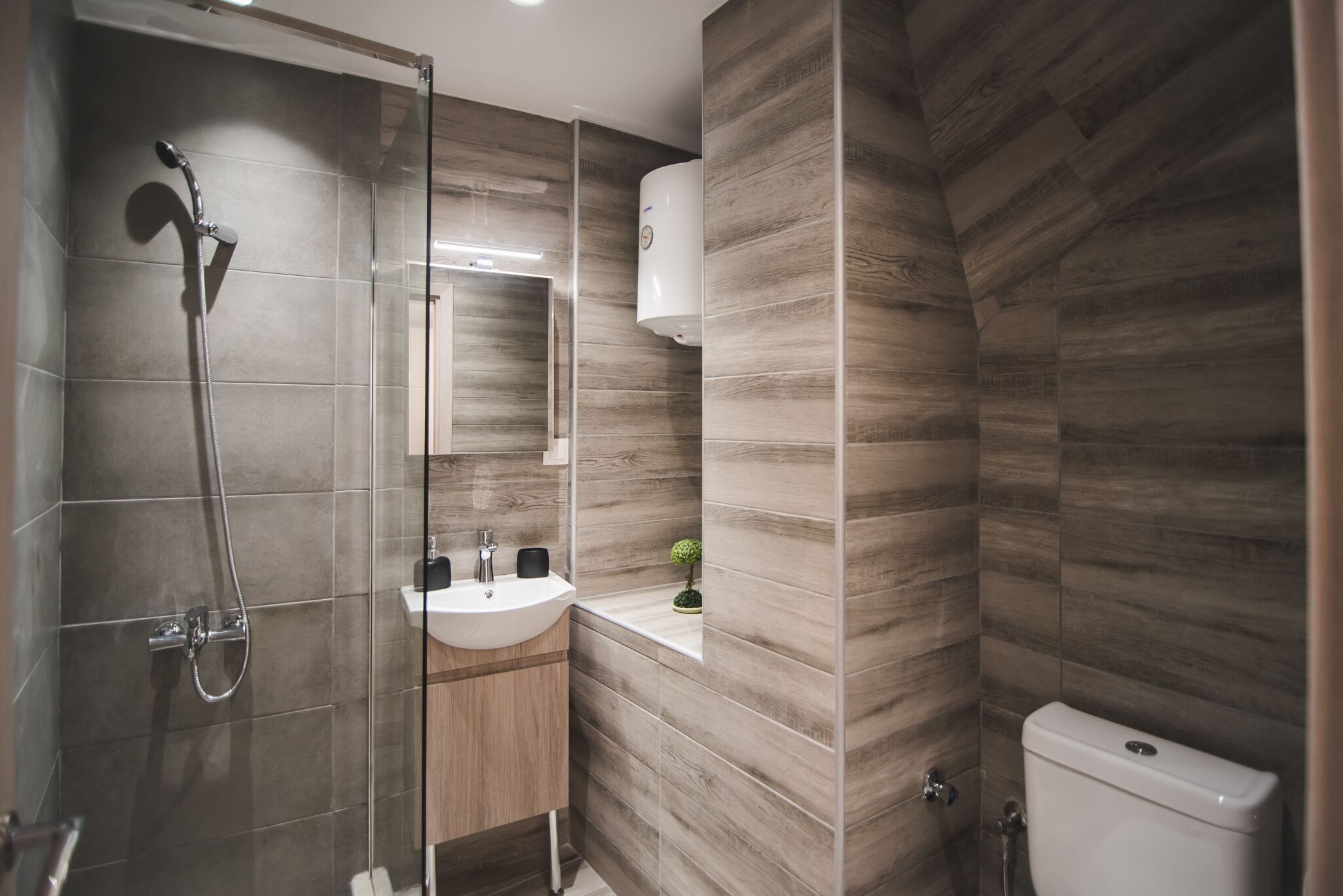 City Apartment | Bathroom | Shower, hair dryer, towels, shampoo