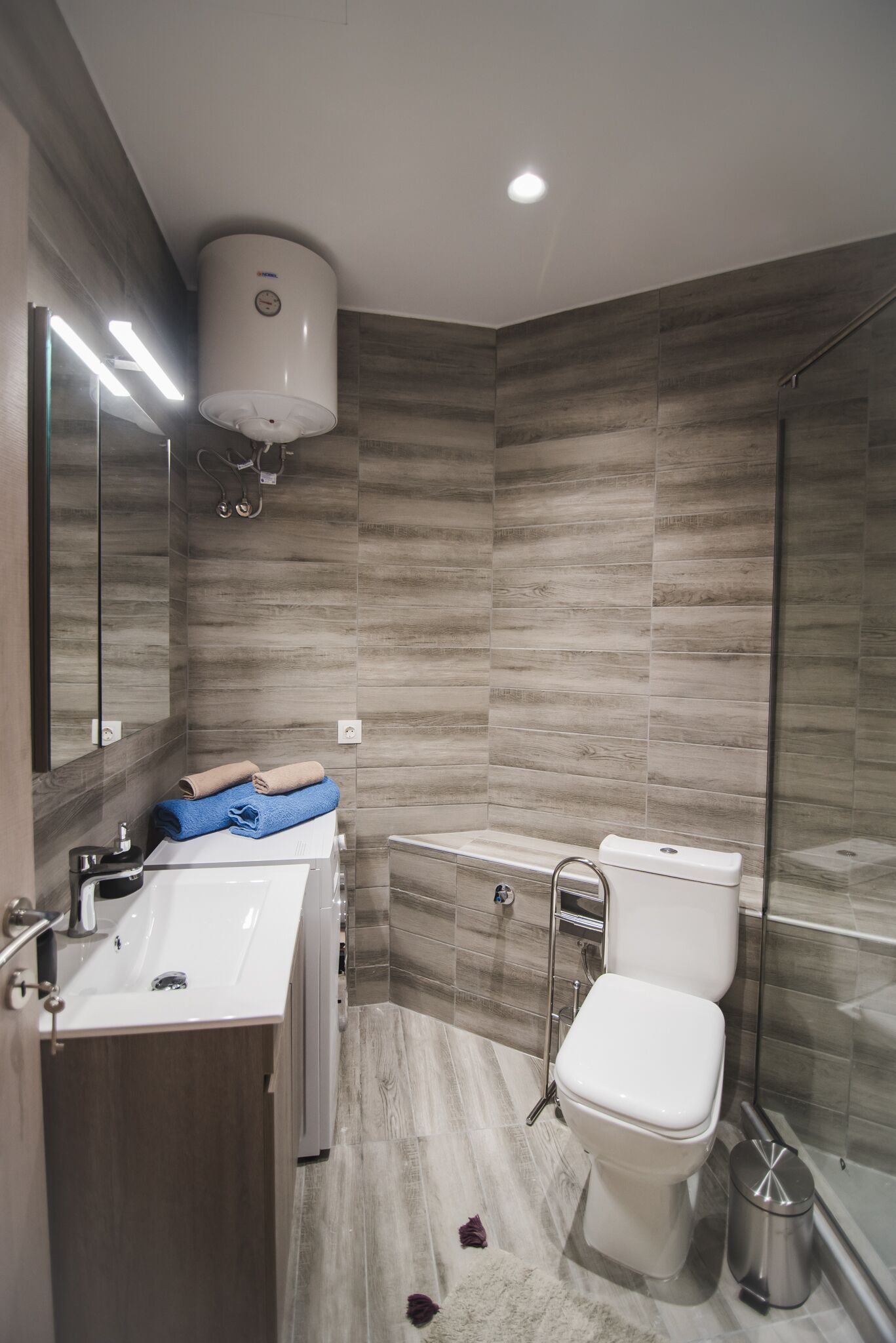 City Studio | Bathroom | Shower, hair dryer, towels, shampoo