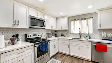 Coffee/tea maker, fridge, microwave, stovetop