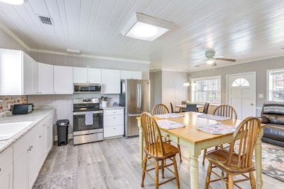 2 Mi to Mashes Sands Beach: Quiet Home w/ Dock!