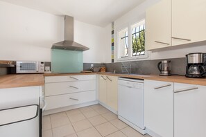 Kjøleskap, mikrobølgeovn, ovn og oppvaskmaskin