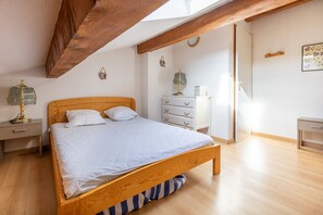 2 Schlafzimmer, Bügeleisen/Bügelbrett
