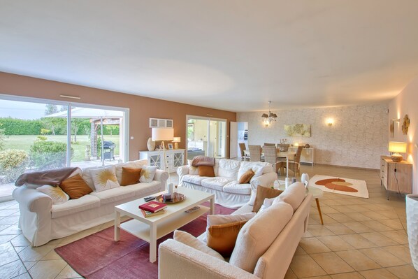 Televisión, chimenea y estéreo 