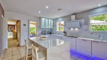 Kühlschrank, Mikrowelle, Ofen, Geschirrspüler