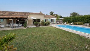 A residential property with a swimming pool, outdoor seating, and a well-maintained lawn. - Villa Migron - Charmante maison avec piscine (Migron)