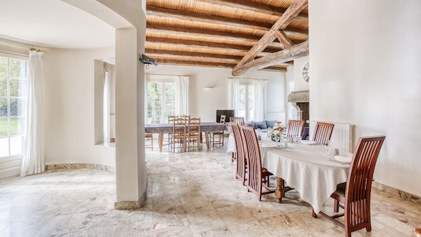 A spacious dining area with a long table, wooden chairs, and a high wooden ceiling. - La Maison des Sources - A 20min du Puy du Fou (Mortagne-sur-Sèvre)