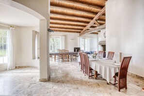 A spacious dining area with a long table, wooden chairs, and a high wooden ceiling. - La Maison des Sources - A 20min du Puy du Fou (Mortagne-sur-Sèvre)