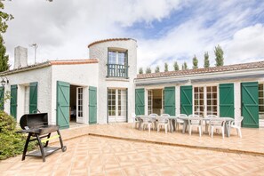 Outdoor dining - La Maison des Sources - A 20min du Puy du Fou (Mortagne-sur-Sèvre)