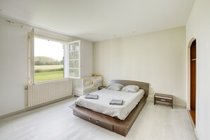 4 bedrooms, iron/ironing board, free WiFi, bed sheets