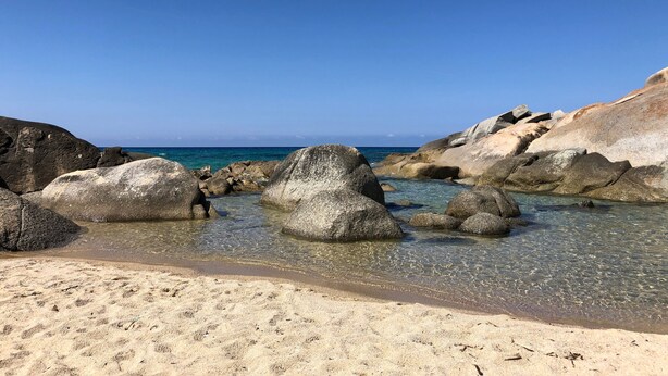 A beach with large rocks and clear blue water. - Petite Pause de Fogata - Jolie vue mer (Corbara)
