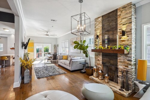 Grande Craftsman style w heated pool opt, 2 master suites near city park 2700sf