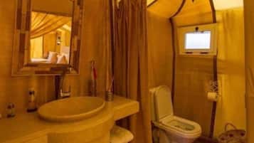 Ducha, cabezal de ducha tipo lluvia, toallas y jabón