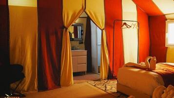 Ducha, cabezal de ducha tipo lluvia, toallas y jabón