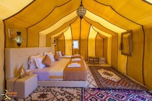 Deluxe Quadruple Room | Egyptian cotton sheets, premium bedding, down duvets - Asafar Luxury Camp (Rissani)